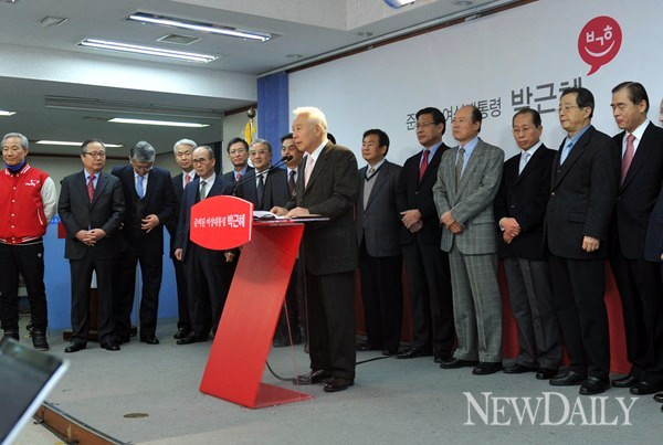 ▲ 조원일 전 베트남 대사가 11일 서울 여의도 새누리당 당사에서 박근혜 새누리당 대선 후보를 지지하는 내용의 성명서를 총 87명의 전직 대사를 대표해 낭독하고 있다. ⓒ 이종현 기자