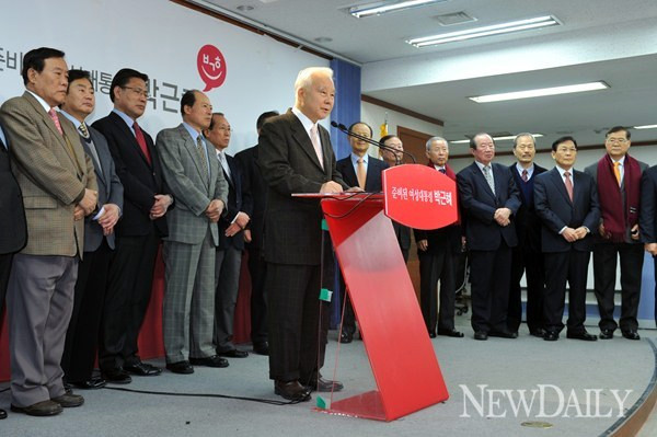 ▲ 조원일 전 베트남 대사가 11일 서울 여의도 새누리당 당사에서 박근혜 새누리당 대선 후보를 지지하는 내용의 성명서를 총 87명의 전직 대사를 대표해 낭독하고 있다. ⓒ 이종현 기자