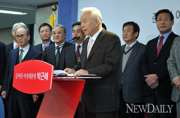 ▲ 조원일 전 베트남 대사가 11일 서울 여의도 새누리당 당사에서 박근혜 새누리당 대선 후보를 지지하는 내용의 성명서를 총 87명의 전직 대사를 대표해 낭독하고 있다. ⓒ 이종현 기자