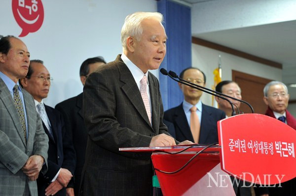 ▲ 조원일 전 베트남 대사가 11일 서울 여의도 새누리당 당사에서 박근혜 새누리당 대선 후보를 지지하는 내용의 성명서를 총 87명의 전직 대사를 대표해 낭독하고 있다. ⓒ 이종현 기자