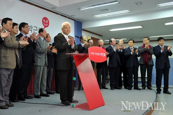 ▲ 조원일 전 베트남 대사가 11일 서울 여의도 새누리당 당사에서 박근혜 새누리당 대선 후보를 지지하는 내용의 성명서를 총 87명의 전직 대사를 대표해 낭독하고 있다. ⓒ 이종현 기자