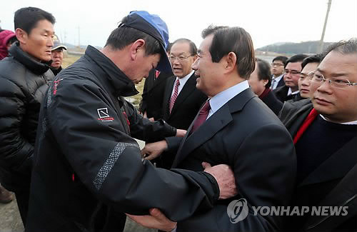 ▲ 새누리당 황우여 대표와 한광옥 국민대통합위원회 수석부위원장이 11일 오전 김대중 전 대통령의 생가인 전남 신안군 하의도를 방문하려 하자 일부 주민들이 한광옥 부위원장은 입장할 수 없다며 길을 가로막고 있다. 주민 10여명은 민주당 대표를 지냈던 한 부위원장의 생가 방문을 반대하며 몸싸움을 잠시 벌이기도 했으나 큰 마찰은 없었다. ⓒ 연합뉴스