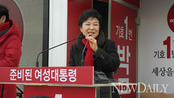 ▲ 새누리당 박근혜 대통령 후보는 11일 제주도를 찾아 "여러분의 한 표가 결코 가볍지 않다. 민생이 살아나는 100% 대한민국으로 갈 지, 정쟁과 혼란의 과거로 돌아갈 지 여러분의 손에 달렸다"며 한 표를 호소했다. ⓒ 뉴데일리 (박근혜 미디어 제공)