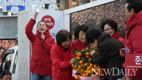 ▲ 새누리당 박근혜 대통령 후보는 11일 제주도 유세에서 제주감귤 바구니를 선물 받고 있다. ⓒ 뉴데일리