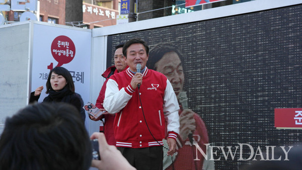 ▲ 제주 출신인 새누리당 원희룡 전 최고위원이 11일 박근혜 후보의 제주 지역 유세에서 찬조연설을 펼치고 있다. ⓒ 뉴데일리