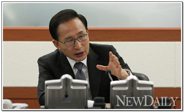 ▲ 이명박 대통령이 12일 북한의 장거리 로켓 발사와 관련해 긴급 국가안전보장회의(NSC)를 소집, 대응책을 모색하고 있다. ⓒ 뉴데일리
