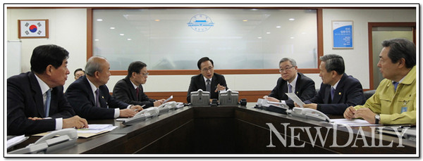 ▲ 이명박 대통령이 12일 북한의 장거리 로켓 발사와 관련해 긴급 국가안전보장회의(NSC)를 소집, 대응책을 모색하고 있다. ⓒ 뉴데일리