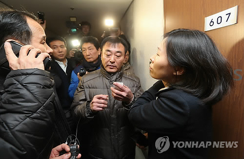 ▲ (서울=연합뉴스) 11일 오후 서울 강남구 역삼동의 한 오피스텔에서 민주통합당 관계자, 중앙선관위와 수서경찰서 직원들이 오피스텔의 거주자인 국정원 직원에게 사실확인을 위해 문을 열어줄 것을 요구하며 기다리고 있다.   민주통합당은 이 오피스텔에서 국가정보원의 한 직원이 정치현안과 관련된 댓글을 다는 등 불법선거를 벌이고 있다고 주장했고, 중앙선관위와 경찰측은 사실확인을 위해 현장을 찾았다.   한편 국정원 측은 이날 밤 보도자료를 내고 "역삼동 오피스텔은 국정원 직원의 개인 거주지"일뿐, "국정원은 이번 대선 관련 특정후보를 지지하는 일체의 정치적 활동은 한 적이 없다"며 법적대응도 검토중이라고 밝혔다.ⓒ