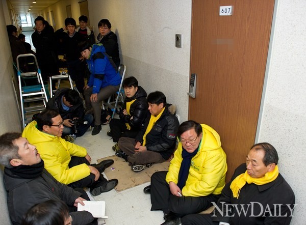 ▲ 민주단이 20대 여자가 혼자 사는 오피스텔 앞에서 벌이고 있는 인민재판 광경.ⓒ