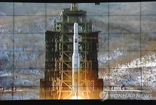 ▲ 평양 위성관제종합지휘소의 전광판에 중계된 장거리 로켓 '은하 3호' 발사 장면 ⓒ 연합뉴스