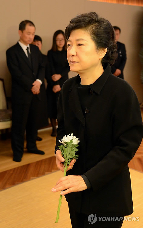 ▲ 새누리당 박근혜 대선후보가 12일 신촌세브란스 병원 장례식장을 방문, 지난 2일 강원도 유세중 교통사고로 사망한 김우동 팀장 빈소에서 조문하고 있다. ⓒ연합뉴스
