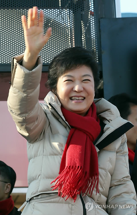 ▲ 새누리당 박근혜 대선후보가 12일 오후 포항역 광장 유세에서 연설을 마친 뒤 유권자들에게 손을 흔들고 있다. 2012.12.12 연합뉴스