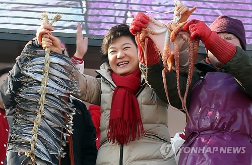 ▲ 새누리당 박근혜 대선후보가 12일 오후 포항역 광장 유세에서 연설을 마친 뒤 유권자들에게 손을 흔들고 있다. 2012.12.12 연합뉴스