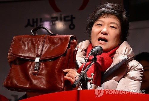 ▲ 새누리당 박근혜 후보가 12일 대구시 동성로 대구백화점 앞에 벌인 유세 도중 가방을 들어 보이며 2차 TV토론회의 '커닝논란'에 관해 설명하고 있다 2012. 12. 12 ⓒ 연합뉴스