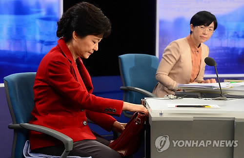 새누리당 박근혜 대통령 후보가 10일 선관위 2차 토론에서 가방의 매무새를 만지고 있다. ⓒ 연합뉴스