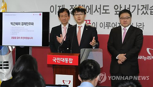 ▲ 새누리당 진영 정책위의장과 안종범 의원이 여의도 당사에서 박근혜 대선후보의 경제민주화 공약에 대한 취재진의 질문에 답변하고 있다.