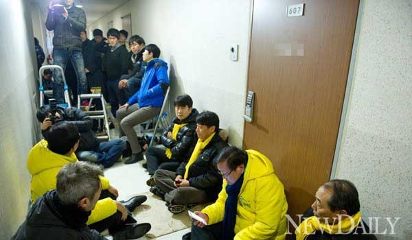 ▲ 12일 오후 4시 김 씨의 오피스텔 앞 모습. 노란색 점퍼와 목도리를 한 사람들 모두 민통당 관계자들이다.