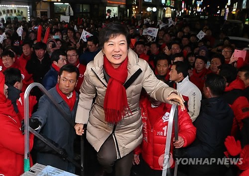 ▲ 새누리당 박근혜 대선후보가 12일 오후 충북 옥천 금구리에서 열린 야간 유세에서 연설을 하기 위해 연단에 오르고 있다. 2012.12.12 ⓒ 연합뉴스