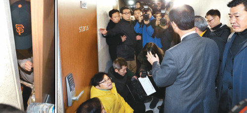 ▲ 국정원 여직원이 12일 오후 서울 강남구 역삼동 자신의 집 문틈으로 어머니가 건네는 생수 병을 받고 있다. 걸쇠를 걸어서 문틈이 좁아 2L 생수 병이 들어가지 않자 김 씨 어머니는 “수돗물을 마시라”고 말하고 빵 봉지만 건넨 채 돌아섰다. ⓒ 연합뉴스