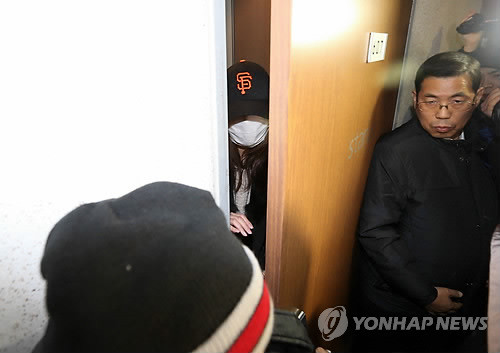 ▲ 국정원 여직원이 12일 오후 서울 강남구 역삼동 자신의 집 문틈으로 어머니가 건네는 생수 병을 받고 있다. 걸쇠를 걸어서 문틈이 좁아 2L 생수 병이 들어가지 않자 김 씨 어머니는 “수돗물을 마시라”고 말하고 빵 봉지만 건넨 채 돌아섰다. ⓒ 연합뉴스