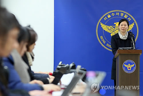 ▲ 12일 오후 서울 강남구 역삼동 국가정보원 여직원 김모씨의 오피스텔에서 민주통합당 관계자가 출입문 틈으로 안을 들여다보고 있다. ⓒ 연합뉴스