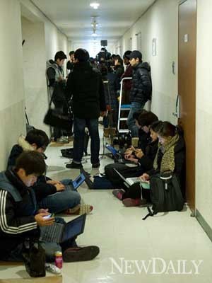 ▲ 김 씨의 오피스텔 문을 막아선 민통당 관계자들과 언론 취재진들. 13일 오후 2시 12분 경찰과 선관위 직원이 온 뒤부터 철수하기 시작했다.