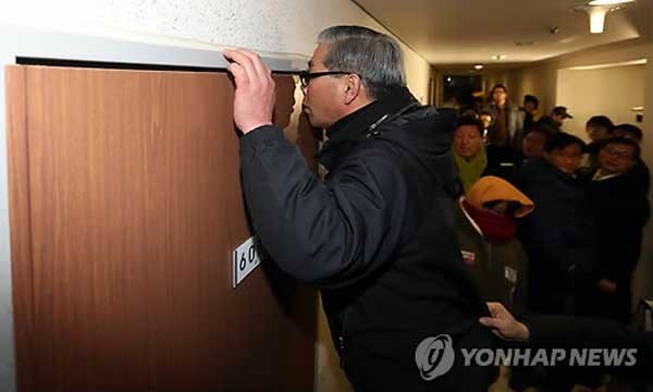 ▲ 이것도 합법일 것이다. 민통당 관계자로 추정되는 사람이 국정원 직원 김 씨의 오피스텔 내부를 엿보려 시도하고 있다.[사진: 연합뉴스]