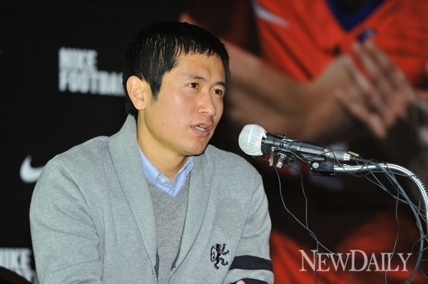 ▲ 기자회견에서 진지하게 이야기 하고 있는 이영표ⓒ이종현 기자