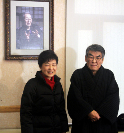 ▲ 새누리당 박근혜 대통령 후보(가운데)가 13일 박경리문화관에서 김지하 시인을 만났다. 뒤에 액자에 걸린 사진이 故박경리 작가. ⓒ 박근혜 후보 캠프