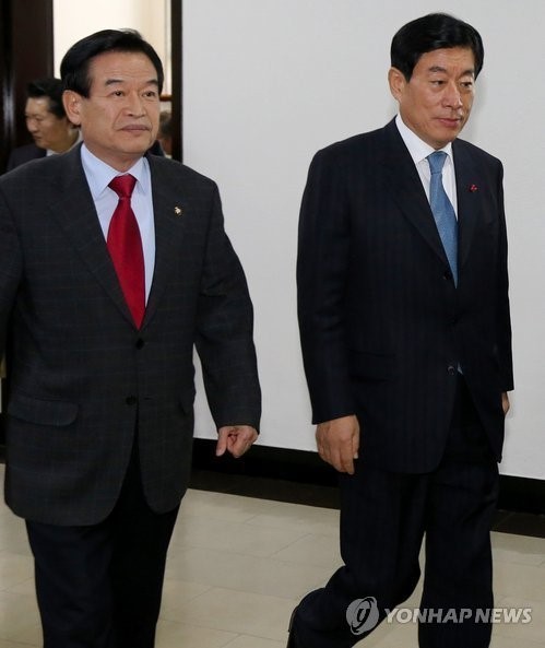 ▲ 원세훈 국정원장이 13일 북 로켓 발사 관련 국회 보고를 하려고 서상기 정보위원장과 함께 정보위회의실로 이동하고 있다. 2012. 12. 13 ⓒ 연합뉴스