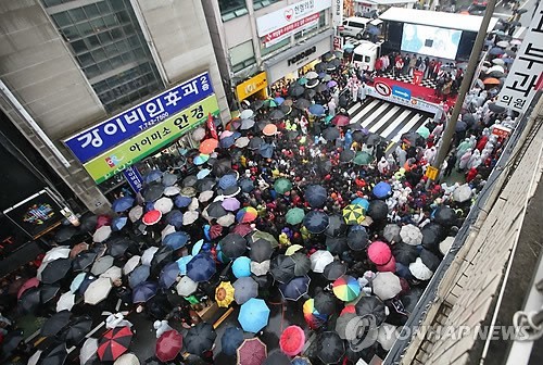 ▲ 새누리당 박근혜 대선후보가 비가 내린 14일 오전 진주시 장대동 중앙시장 유세에서 손을 흔들고 있다. 2012.12.14 ⓒ 연합뉴스