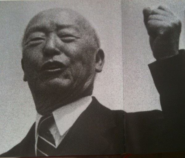 ▲ '뭉치면 살고 흩어지면 죽는다'고 외치는 이승만(1945)