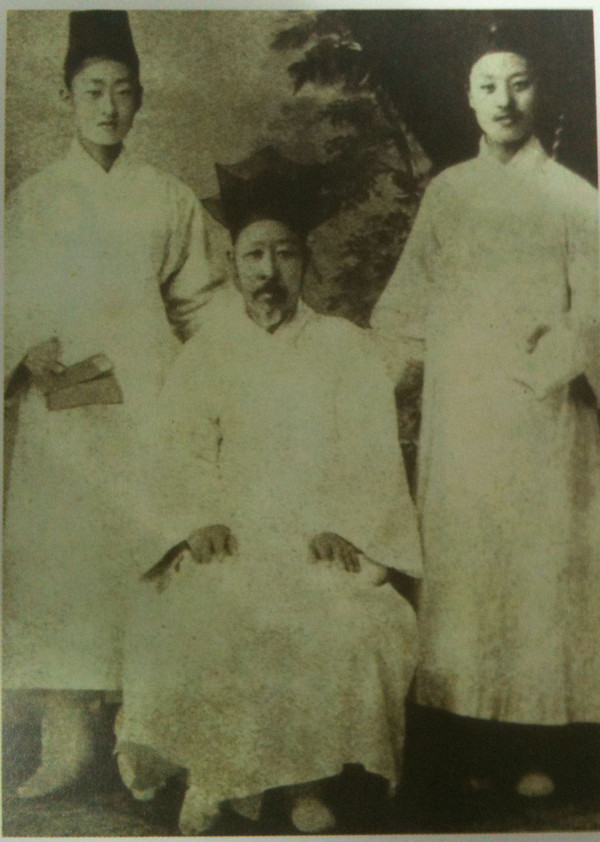▲ 아버지 이경선(가운데)과 아들 이승만(오른쪽). 배재학당 입학전 18세 모습.