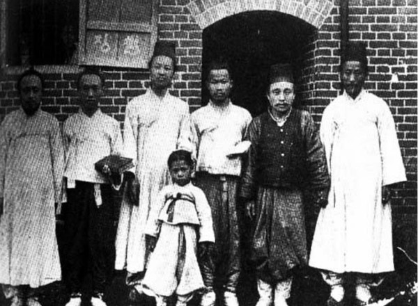 ▲ 한성감옥에서 기독교로 회심한 후 죄수들에게 전도하던 이승만(왼쪽에서 세번째). 죄수들이 성경책을 들고 있다.