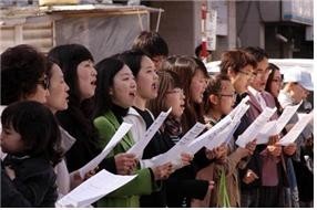 ▲ 기독 청년과 교인 300여명이 지난 4월 9일 서울 공릉동 민주통합당 김용민 후보 사무소 앞에서 찬송가를 부르고 있다. ⓒ 기독대학생 청년연합