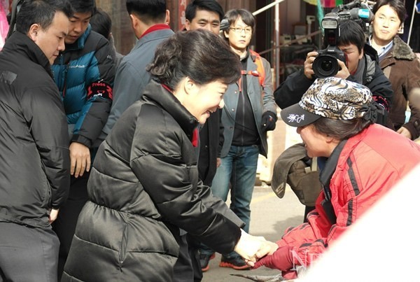 ▲ 새누리당 박근혜 대선 후보가 5일 전남 여수시 서시장과 순천시 웃시장을 방문해 지지를 호소했다.