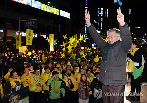 민주통합당 문재인 대선후보가 13일 저녁 광주 금남로 앞에서 열린 집중유세에서 인사하고 있다. ⓒ 연합뉴스