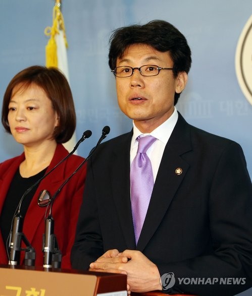 ▲ 문재인 후보 측 진성준 대변인(우)이 국회에서 브리핑하는 모습. ⓒ연합뉴스