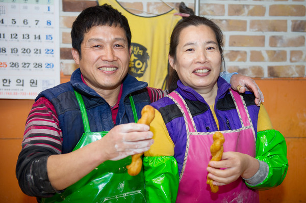 ▲ 30년 전통의 영천시장 ‘달인꽈배기’는 다른 집과는 차별화된 맛으로 소비자들의 입맛을 사로잡고 있다. ⓒ 이종현 기자