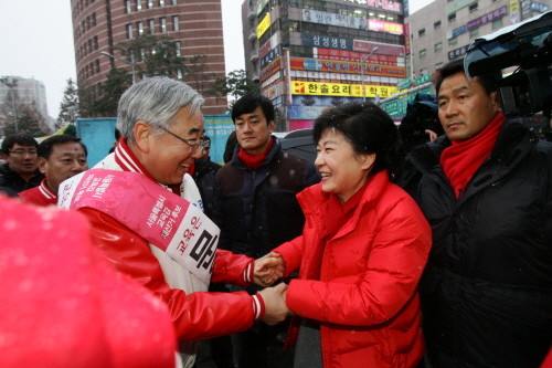 ▲ 박근혜 대선후보가 문용린 서울시교육감 후보 유세장에서 격려하고 있다.