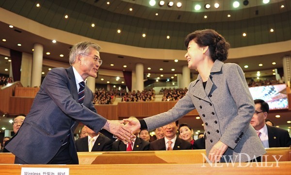 ▲ 새누리당 박근혜 대통령 후보(오른쪽)과 민주통합당 문재인 후보가 밝게 웃으며 악수를 나누고 있다. ⓒ 정상윤 기자