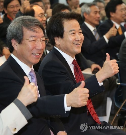 ▲ 민주통합당 정동영 상임고문과 정운찬 전 총리가 6일 여의도 국민일보 빌딩에서 열린 (사)대륙으로 가는 길 창립기념토론회에서 엄지손가락을 들어 보이고 있다. 2012. 11. 6 ⓒ 연합뉴스