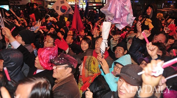 ▲ 새누리당 박근혜 대통령 후보는 15일 선거 막바지에 가속화되고 있는 마타도어식 야권의 공세를 강하게 비판했다. 사진은 전날 신촌유세. ⓒ 뉴데일리