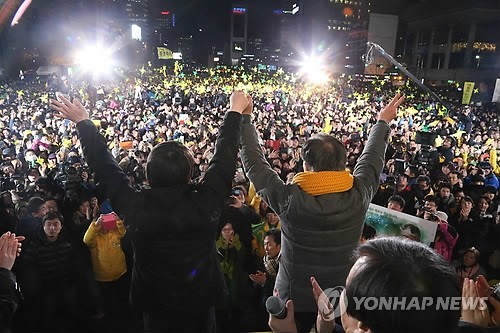 ▲ 민주통합당 문재인 대선후보가 15일 오후 서울 광화문 광장에서 열린 '광화문 대첩 유세'에서 안철수 전 대선후보와 손을 맞잡고 지지를 호소하고 있다. 2012.12.15 ⓒ 연합뉴스