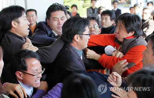 ▲ 민노당에 가입한 혐의로 기소된 충남지역 교사 4명에 대한 징계위원회가 29일 충남도교육청에서 열린 가운데 청사 진입을 시도하는 전교조 충남지부 관계자 등이 이를 막는 교육청 직원들과 심한 몸싸움을 벌이고 있다. ⓒ연합뉴스