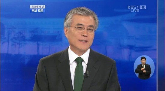 ▲ 민노당에 가입한 혐의로 기소된 충남지역 교사 4명에 대한 징계위원회가 29일 충남도교육청에서 열린 가운데 청사 진입을 시도하는 전교조 충남지부 관계자 등이 이를 막는 교육청 직원들과 심한 몸싸움을 벌이고 있다. ⓒ연합뉴스