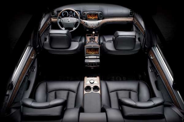 ▲ 체어맨 W의 실내. 고급스러움이 배어난다. 바탕은 쇼퍼 드리븐카지만 오너 드리븐도 가능하다.