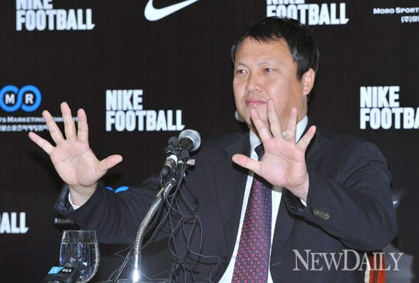 ▲ 거미손 이운재가 자신의 손을 보여주고 있다ⓒ이종현 기자