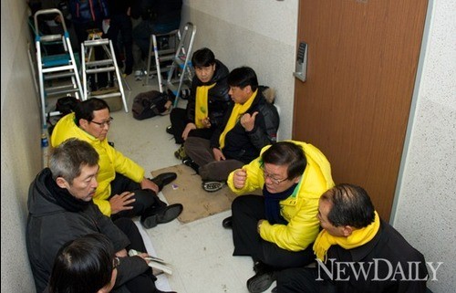 ▲ 국정원 여직원의 오피스텔 앞에서 진을 치고 사실상 감금한 민주통합당 관계자들의 모습. ⓒ정상윤 기자