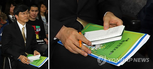 ▲ 학생인권조례 안내책자를 들고 있는 곽노현 전 서울시교육감(자료사진).ⓒ 연합뉴스